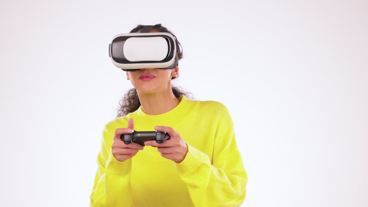Donna che gioca al gioco VR