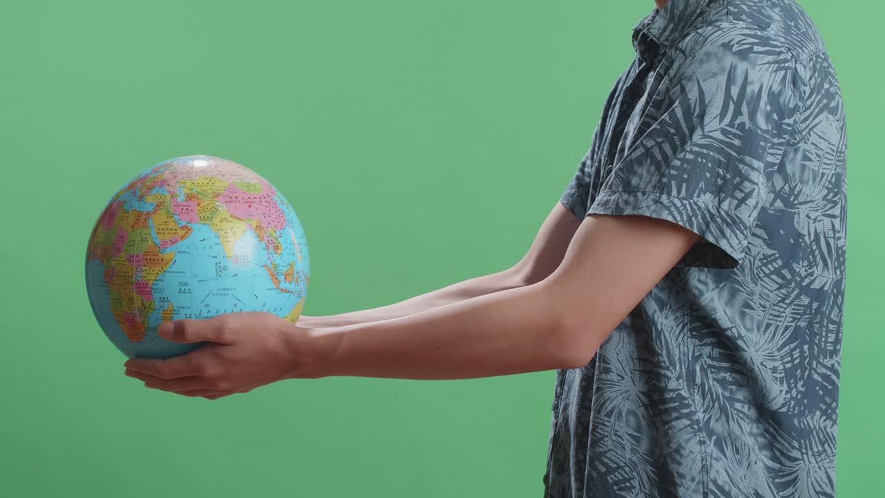 persona que sostiene un globo