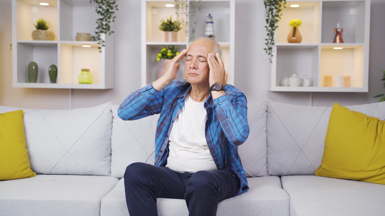 두통을  ⁇ 고 있는 노인.