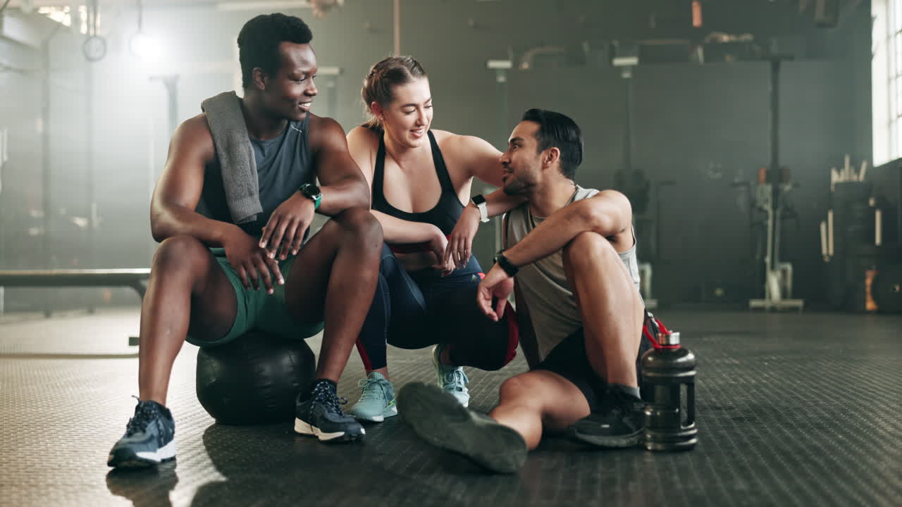 fitness, grupo y conversación en el gimnasio