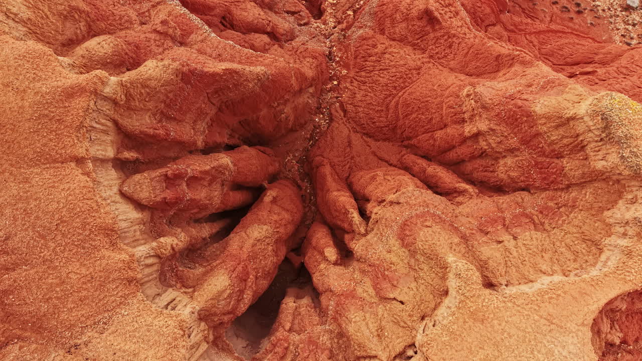 Il terreno del canyon mostra sentieri aridi e impervi sotto l'intensa luce del sole durante un'esplorazione a mezzogiorno in una località remota.
