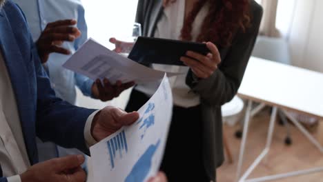 personas de negocios multigeneracionales que trabajan dentro de la oficina del banco