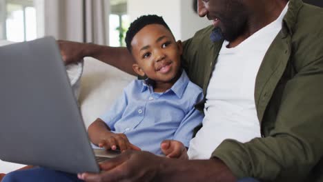 Padre-E-Hijo-Afroamericanos-Usando-Una-Computadora-Portátil-Juntos