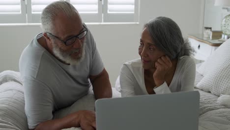pareja madura en casa