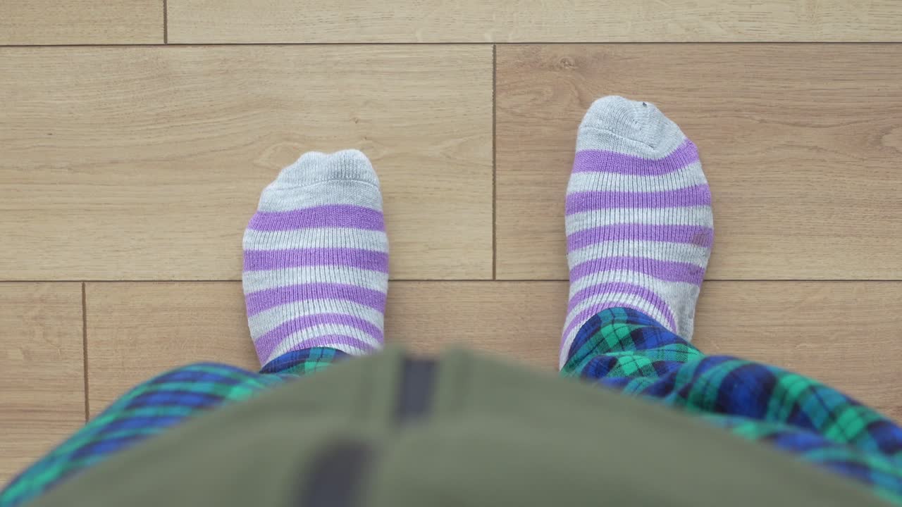 pies con calcetines a rayas y pijama a cuadros