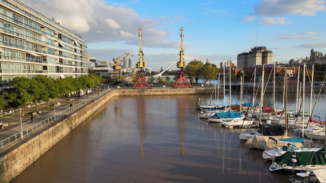 波多馬德羅海邊港口起重機之間的婦女橋前面的空中拖車