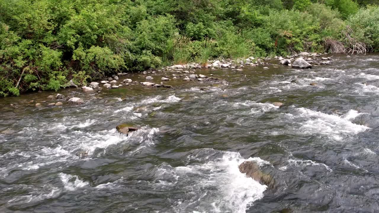 Ragazza in piedi di spalle che guarda le rapide del fiume delle Cascate Bridal Veil, che poi rivelano il sentiero d'acqua, Stato di New York