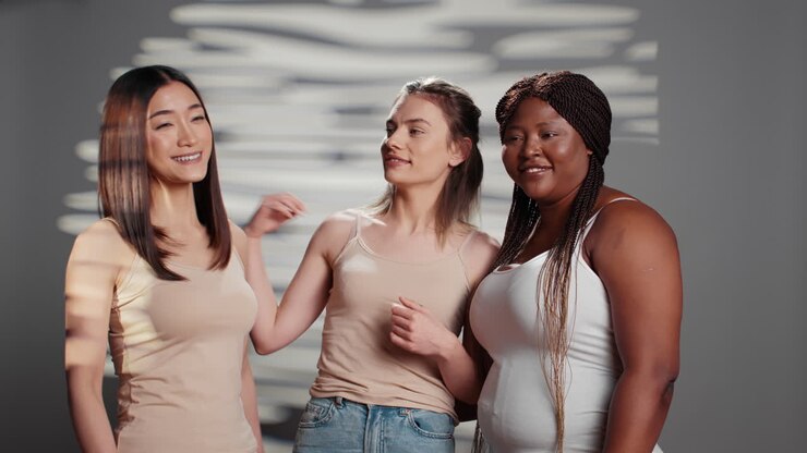 Diversi gruppi di donne che sorridono insieme