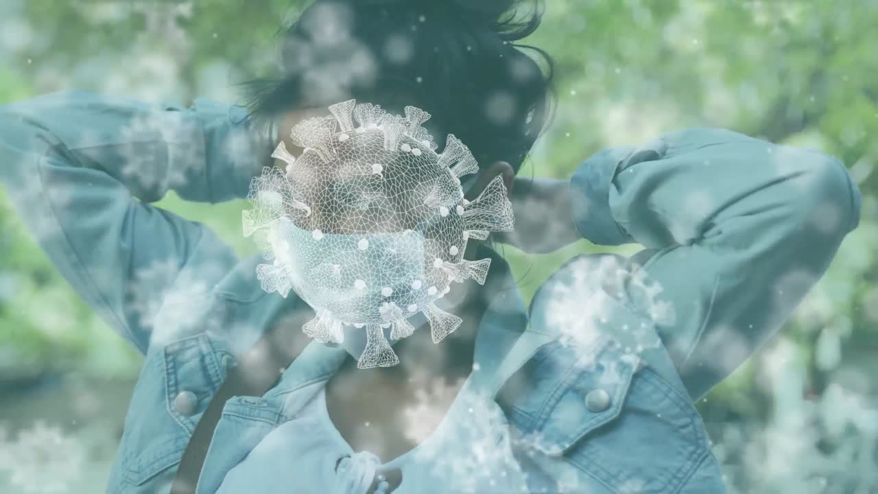 마스크를 착용하는 아시아 여성 위에 떠다니는 거대한 코로나19 세포의 애니메이션