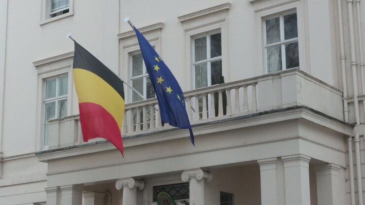 Bandiere tedesche ed europee a Belgravia, Londra, Regno Unito