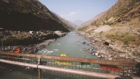 Sutlej-Fluss-Fließt-Unter-Einer-Brücke-Mit-Tibetischen-Flaggen-Im-Kinnaur-Tal-Von-Himachal-Pradesh,-Indien