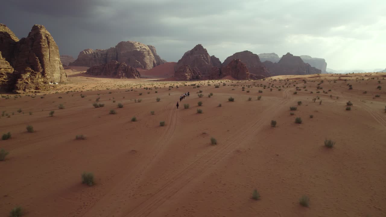 Persone che fanno trekking attraverso il deserto del Wadi Rum, Arabia, Medio Oriente, Giordania, vista aerea con drone