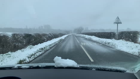 Fahren-Auf-Einer-Landstraße-Im-Winter