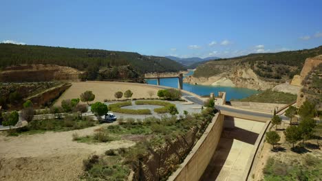 Drohnenansicht-Des-Damms-Mit-Straßensperrreservoir