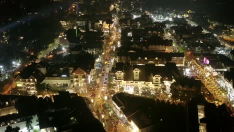 Vista-Aérea-Sobre-Capivari,-En-Una-Noche-Fría-De-Invierno-En-Campo-De-Jordao-São-Paulo-Brasil,-América---Dolly-In,-Drone-Shot