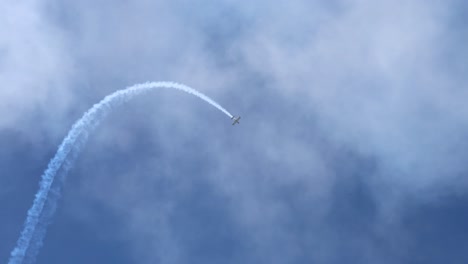 avión ejecutando bucles y vueltas en el cielo