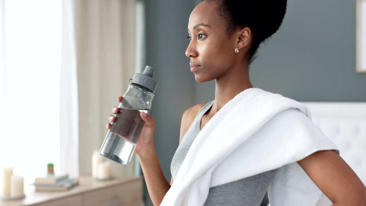 Bottiglia d'acqua, idratazione e donna fitness assetata