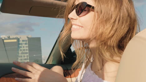 una mujer disfrutando de un viaje soleado.