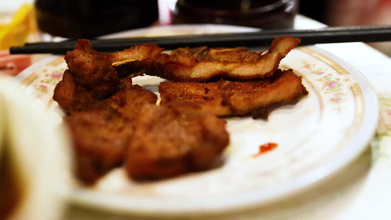 Delizioso maiale fritto servito su un piatto