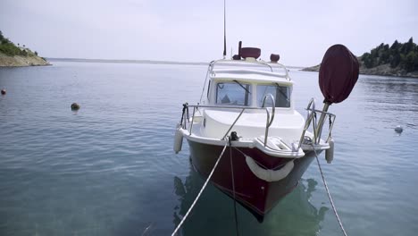 Wellen,-Die-Ein-Angedocktes-Fischerboot-In-Zeitlupe-Sanft-Schaukeln