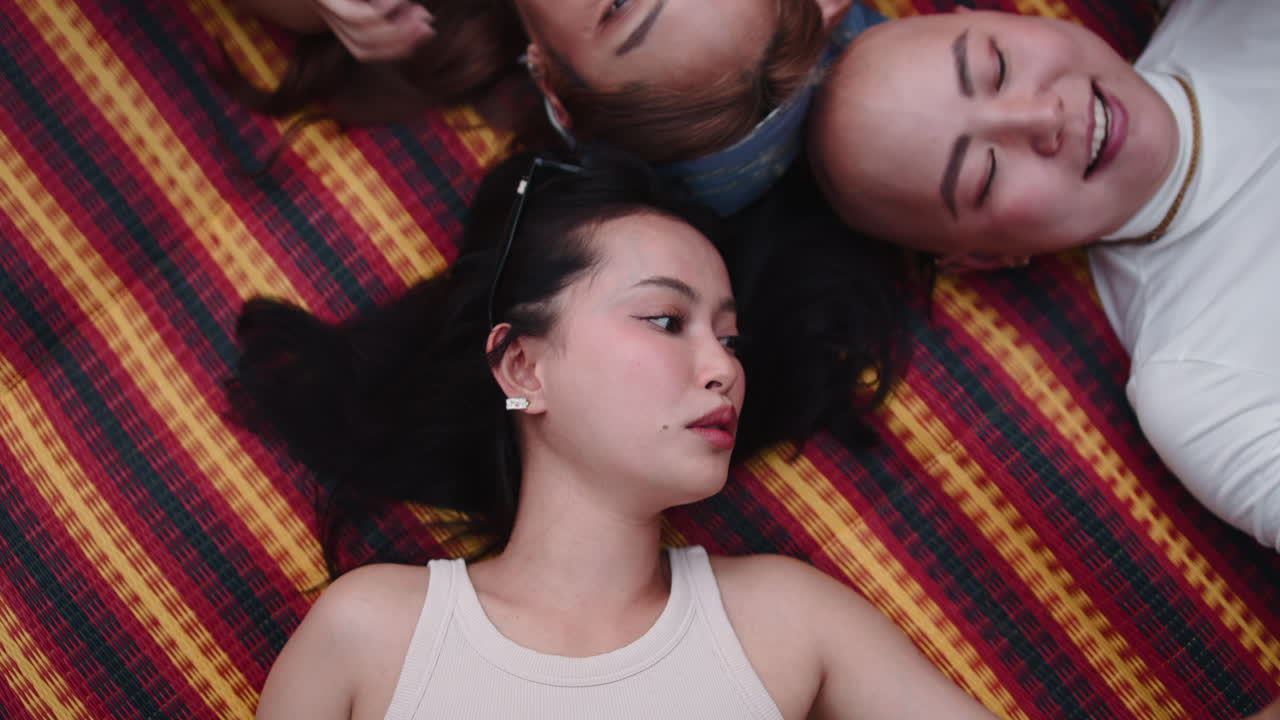 Bạn bè nằm trên thảm