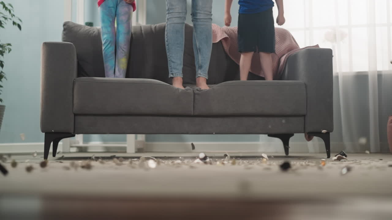 la familia deja caer la alcancía para estrellarse y las monedas se esparcen por el suelo.