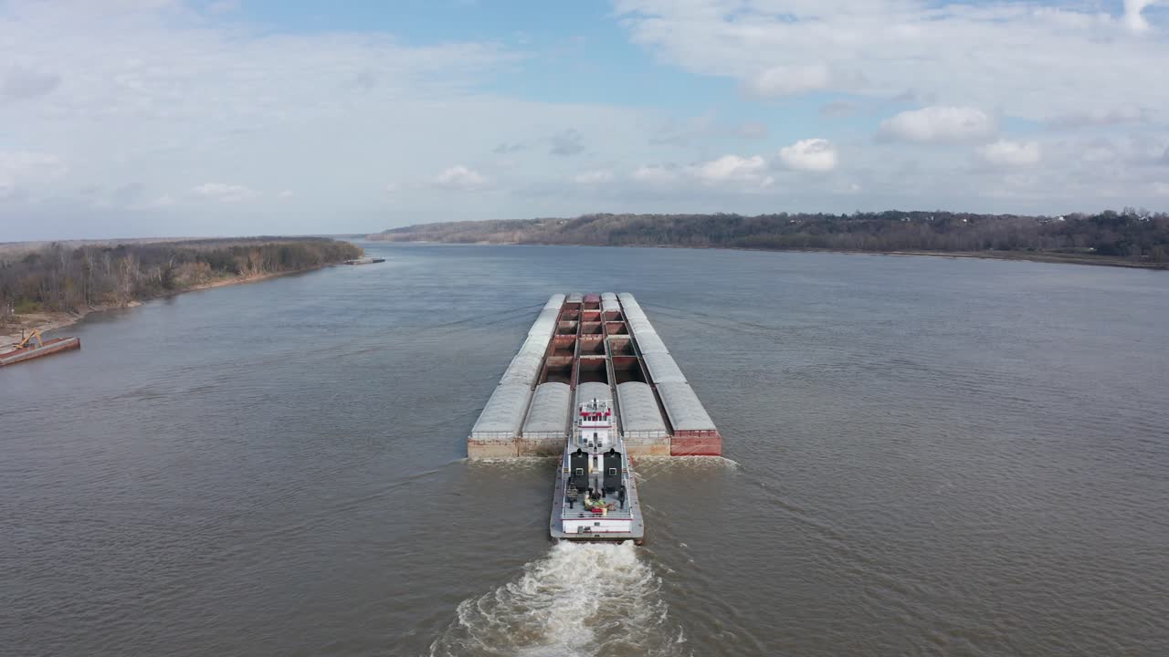 toma panorámica aérea de una barcaza fluvial que transporta mercancías en el río mississippi