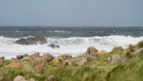 Disparo-De-Enfoque-Desde-La-Tierra-Al-Mar-En-Escocia