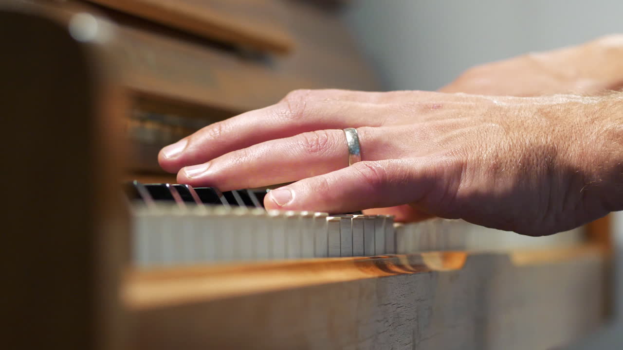 un primer plano de manos masculinas tocando el piano