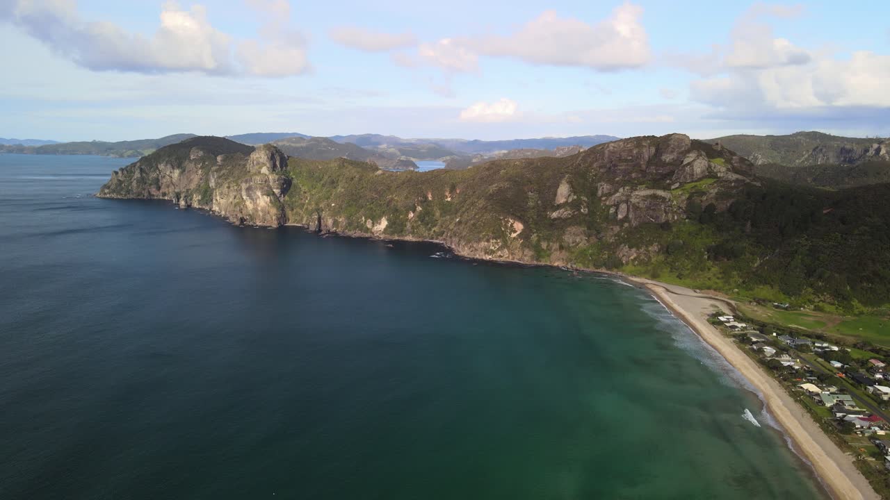 뉴질랜드의 섬만 위로 떠오르는