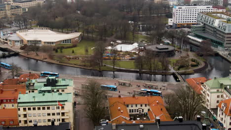 Parada-De-Autobús-Público-En-El-Centro-De-La-Majestuosa-Ciudad-De-Borås-Con-Edificios-Coloridos,-Vista-Aérea-De-Drones