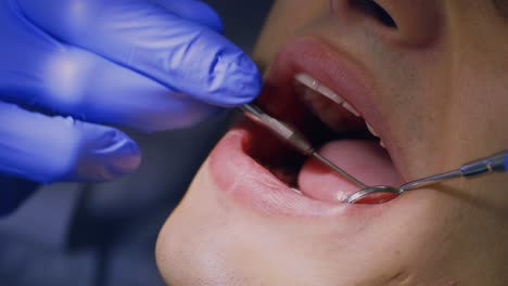 un dentista gira la lámpara hacia el paciente 1