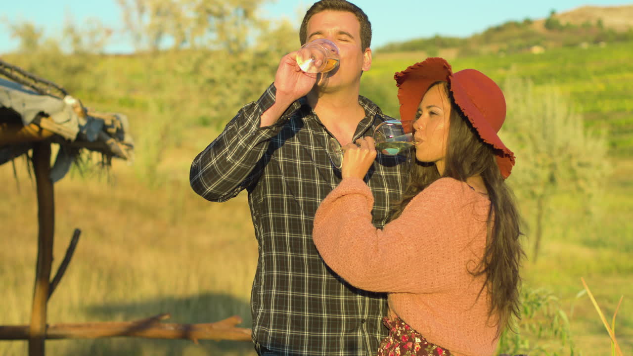 아름다운 백인 부부가 컵에서  와인을 맛보고 있습니다.