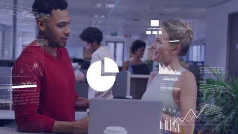 animación del procesamiento de datos financieros con iconos sobre diversos colegas que utilizan computadora portátil en la oficina