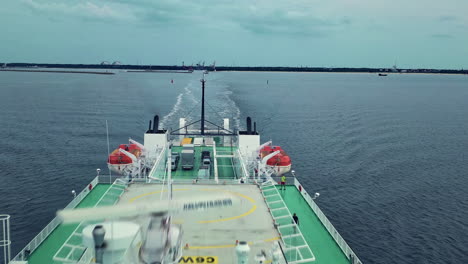 Toma-Aérea-única-De-Un-Ferry-Navegando-Hacia-La-Cámara