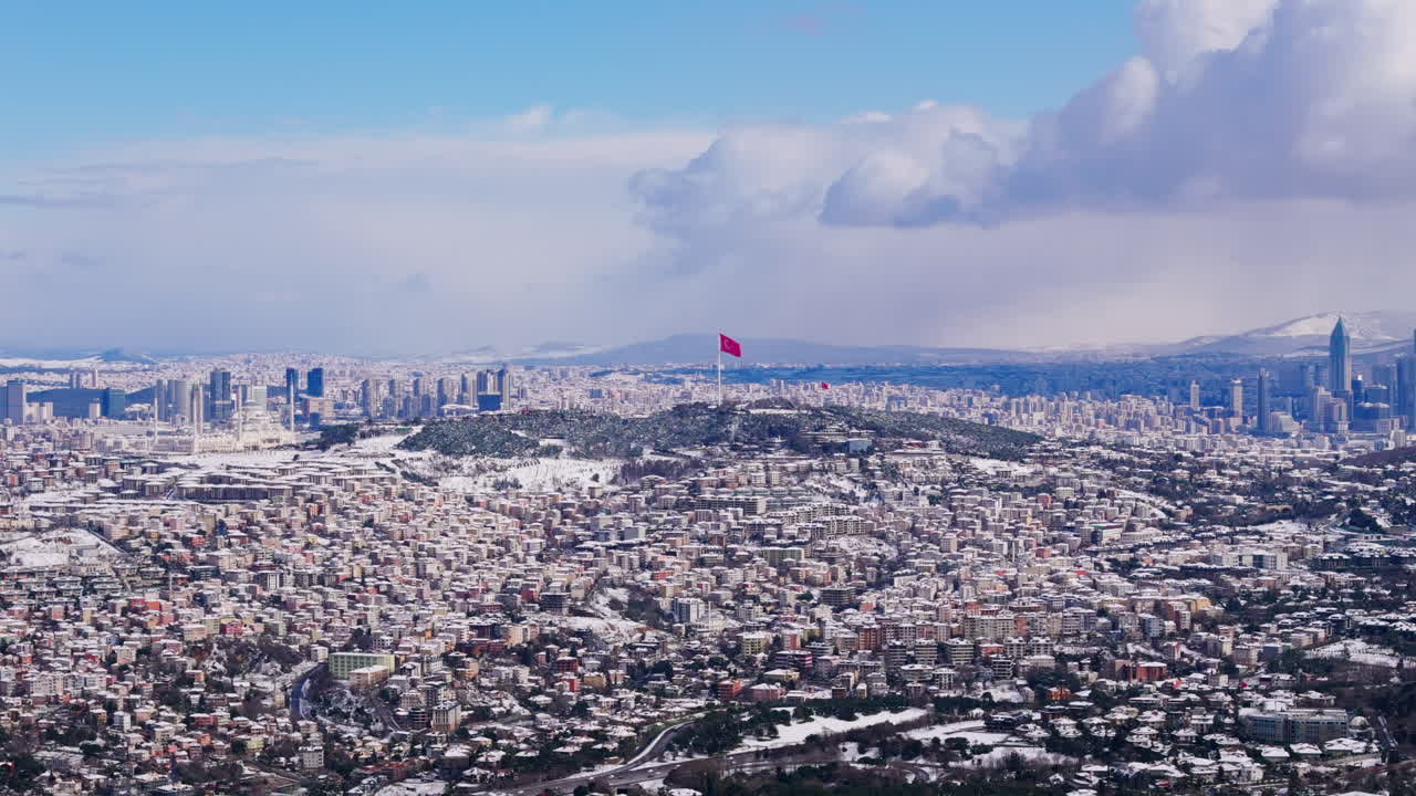 İstanbul Çamlıca Tepesi’nde bulunan dev Türk bayrağının karlı bir arka plana karşı 4K havadan görünümü