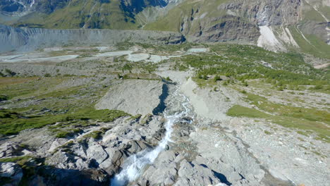 Impresionante-Cascada-Que-Fluye-Sobre-Las-Rocas-Hacia-El-Hermoso-Valle-En-Zermatt,-Suiza
