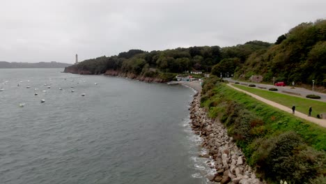 la toma del dron captura las afueras costeras de brest, las costas escénicas se despliegan