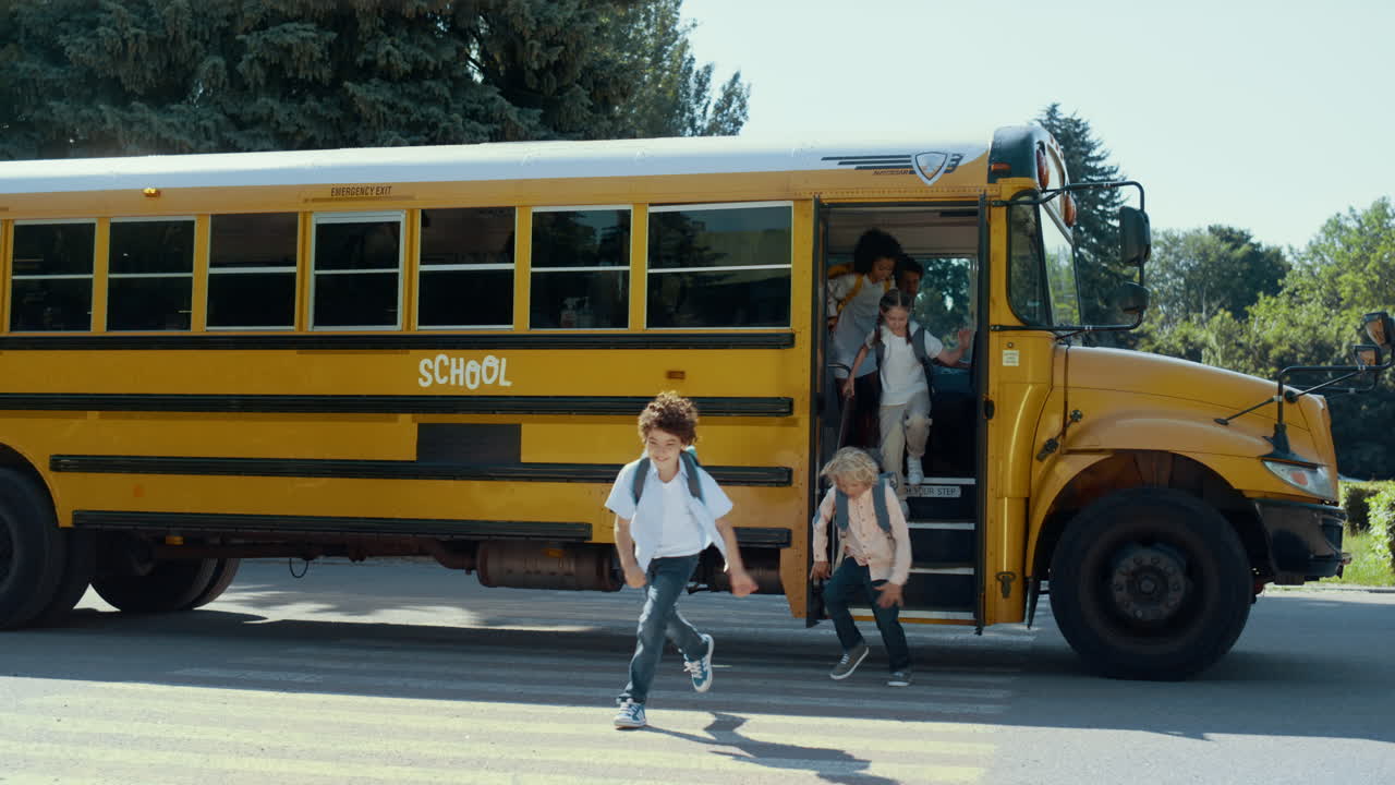 estudiantes sonrientes saliendo del autobús escolar amarillo. alumnos alegres corriendo en las lecciones.