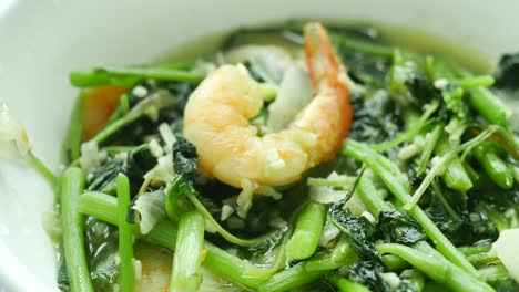 Fresh-spinach-leaves-on-table