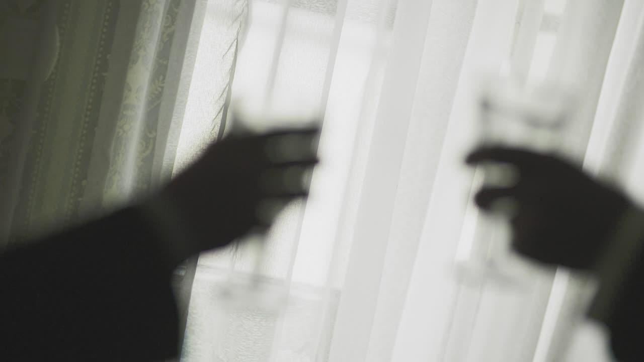 유리 결혼식 피로연에 샴페인을 붓는