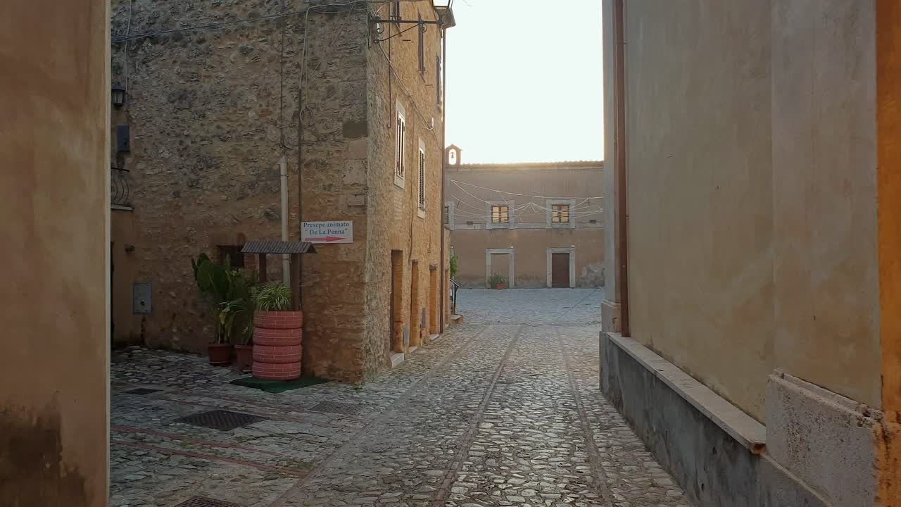 Antico edificio e vicoli medievali del centro storico di Penna in Teverina.