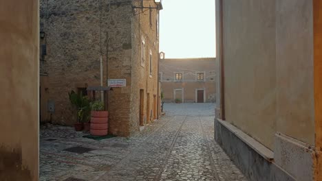 Edificio-Antiguo-Y-Callejones-Medievales-Del-Centro-Histórico-De-Penna-En-Teverina