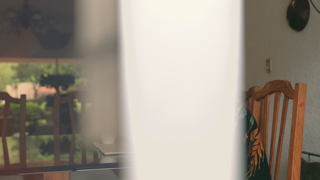 mujer de edad con gadget sentado en la mesa