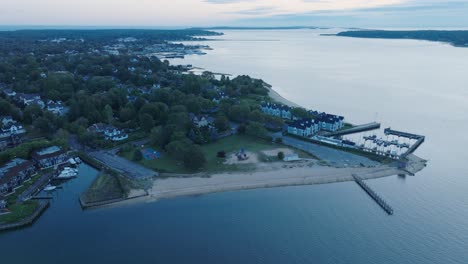 Luftdrohnenaufnahme-Von-Orient-Greenport-North-Fork-Long-Island-New-York-Vor-Sonnenaufgang-Mit-Fähre-Und-Häusern