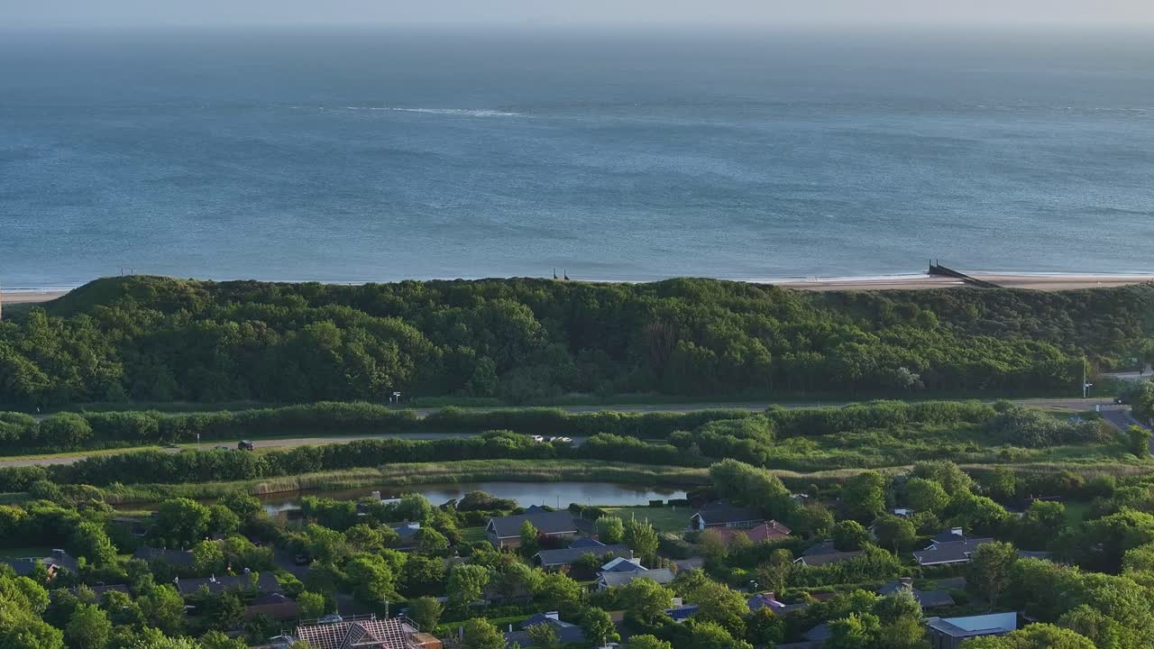 마을 건물, 나무, 해변과  ⁇ 은 파란 바다 물의 공중 공개