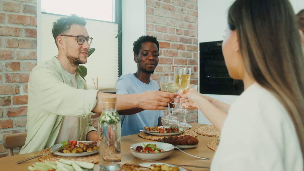 amigos celebrando la cena