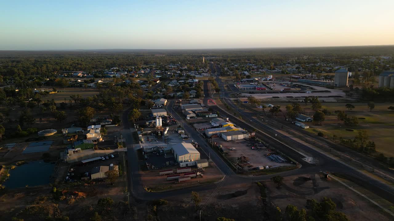 Vedute aeree sulla zona industriale di Miles, Queensland, alle prime luci del mattino