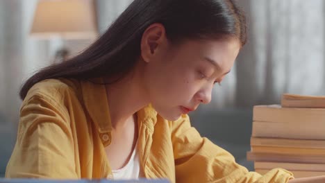 집에서 휴식을 취하는 젊은 여성