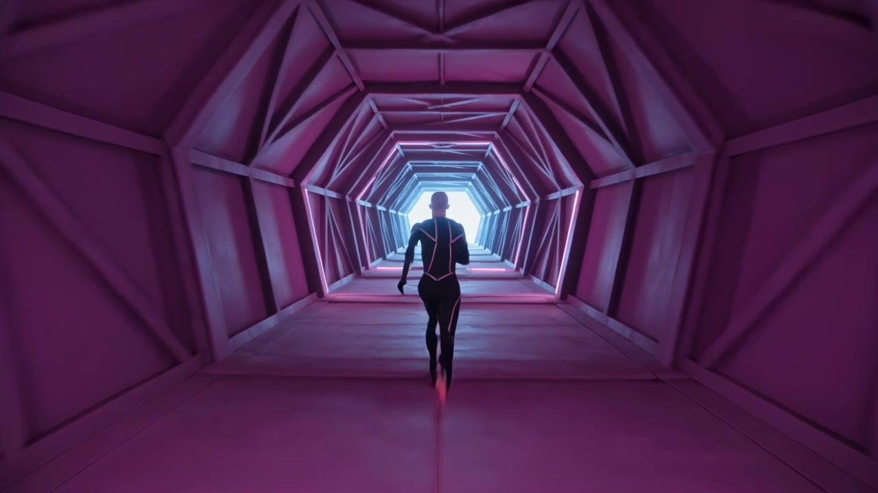 Corridore adulto che si spinge e scatta lungo un tunnel esagonale verso un'uscita bluastra, in tuta scura, con LED magenta.